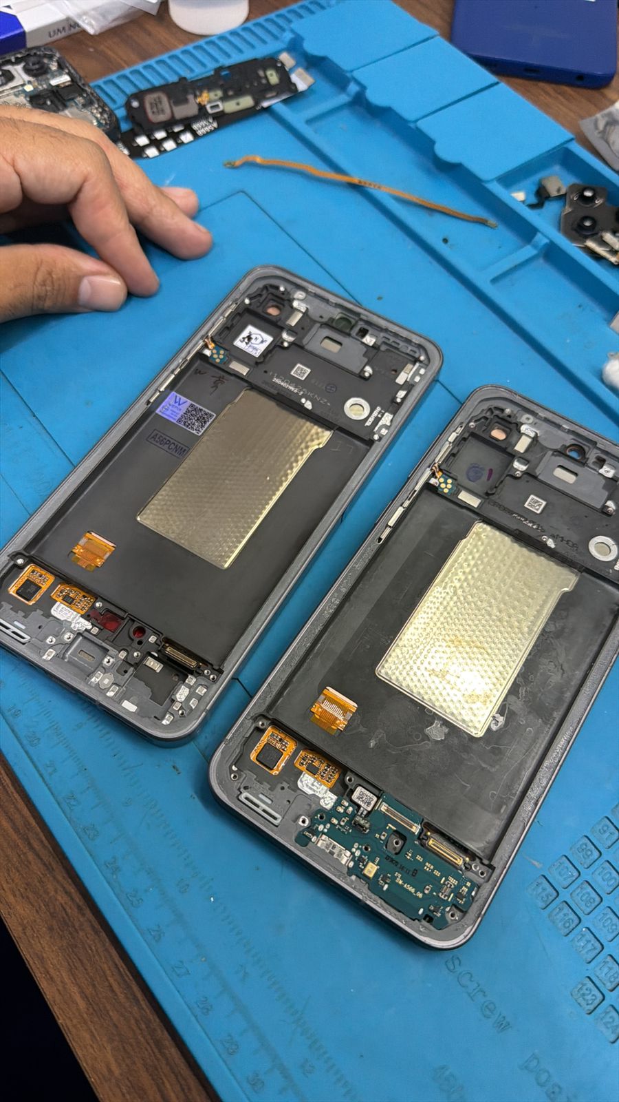 Bancada da SK TECH com aparelhos em manutenção